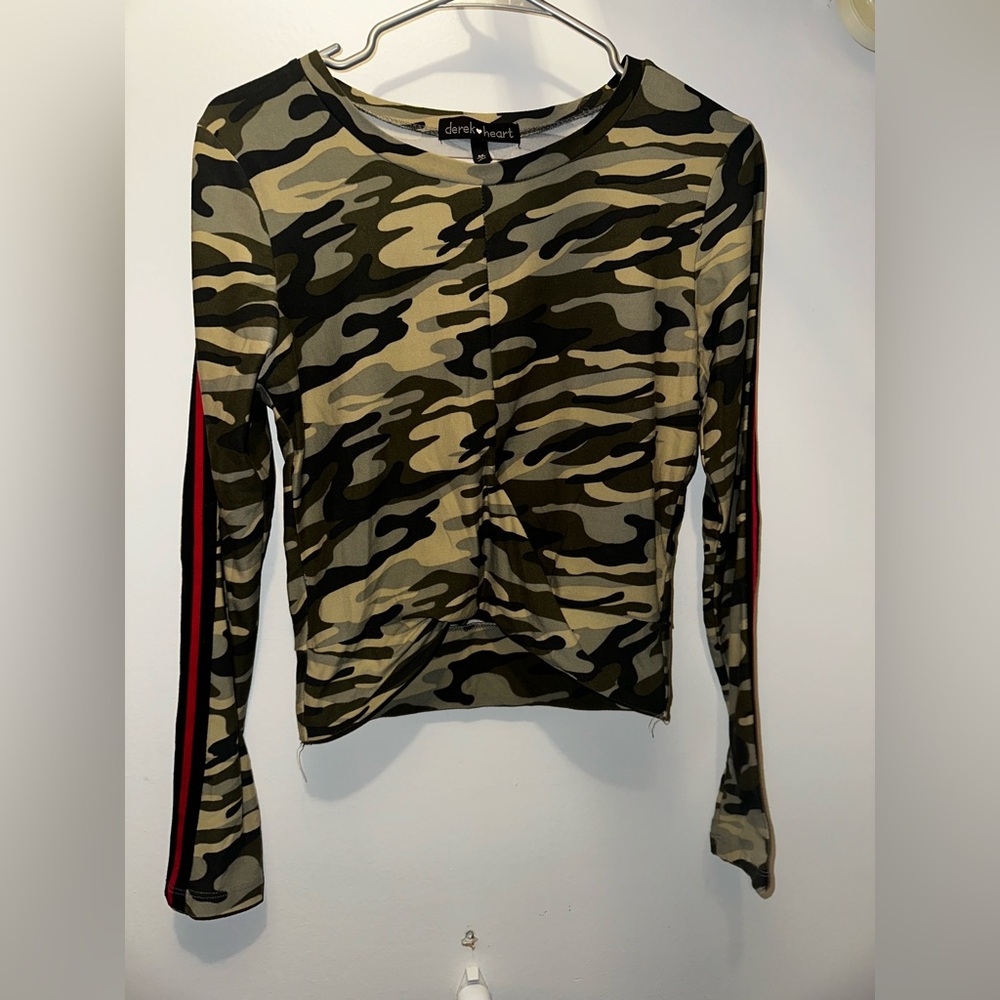 Derek Heart Cropped Camo Fitted Long Sleeve Tee